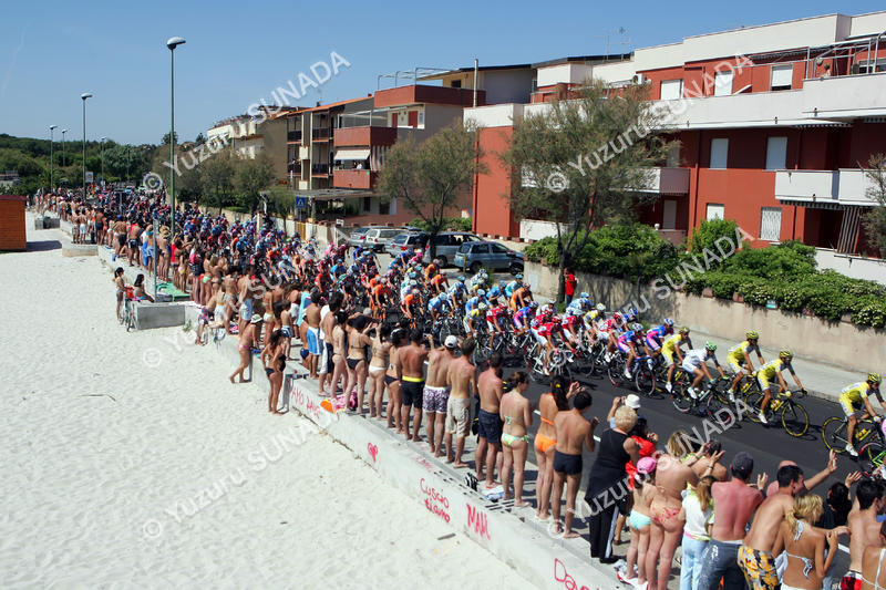 Peloton with sea bathers004p.jpg